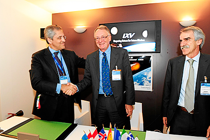 ESA Thales IXV signing photo